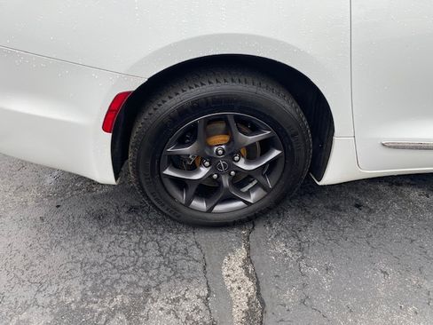 Used 2018 Chrysler Pacifica Limited image 15