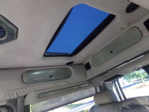 Used 2005 Chevrolet Express 1500 AWD Passenger image 19