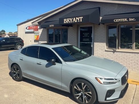 Used 2024 Volvo S60 B5 Core image 2