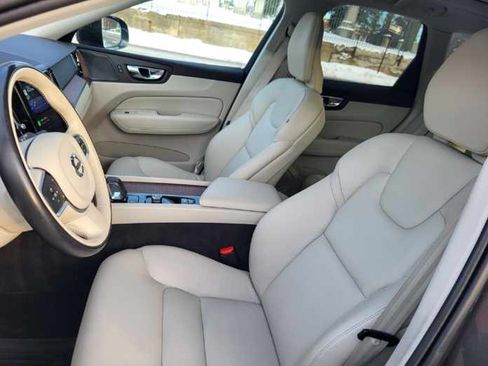 Used 2022 Volvo XC60 B5 Momentum image 12