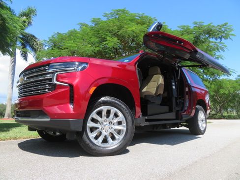 Used 2023 Chevrolet Suburban Premier image 2