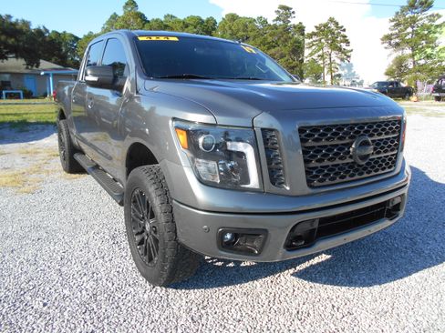 Used 2019 Nissan Titan SV image 3