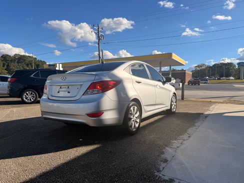 Used 2013 Hyundai Accent GLS image 5