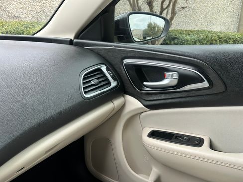 Used 2016 Chrysler 200 Limited image 14