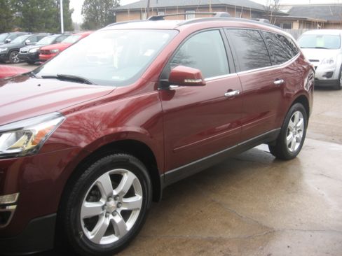 Used 2017 Chevrolet Traverse LT image 1