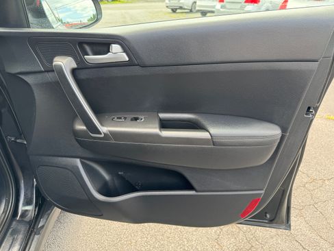 Used 2020 Kia Sportage LX image 15