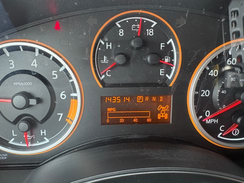 Used 2014 Nissan Titan 4x4 Crew Cab image 15
