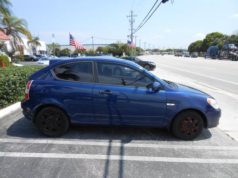 Used 2010 Hyundai Accent GL image 6