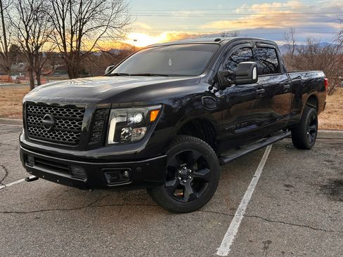 Used 2018 Nissan Titan XD SV image 3