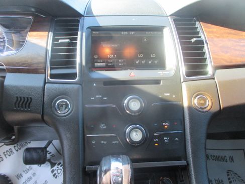 Used 2015 Ford Taurus Limited FWD image 4