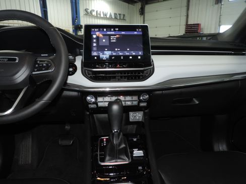 Used 2023 Jeep Compass 4WD Limited image 38