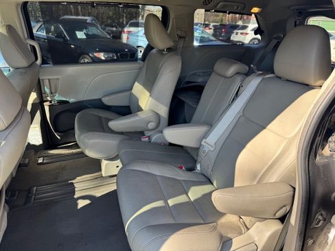 Used 2017 Toyota Sienna XLE Premium image 9