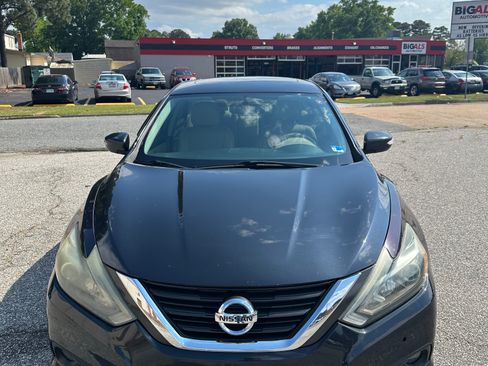 Used 2016 Nissan Altima Sedan w/ Navigation Pkg FWD image 2