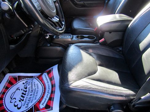 Used 2015 Jeep Wrangler Altitude image 12