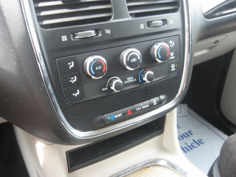 Used 2013 Dodge Grand Caravan SXT FWD image 12