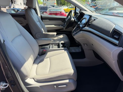 Used 2019 Honda Odyssey EX-L w/ RES & Navigation image 18