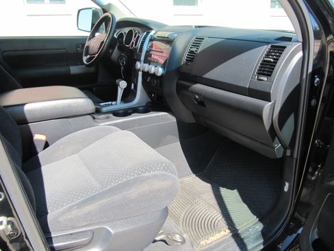 Used 2010 Toyota Tundra 4x4 CrewMax image 12