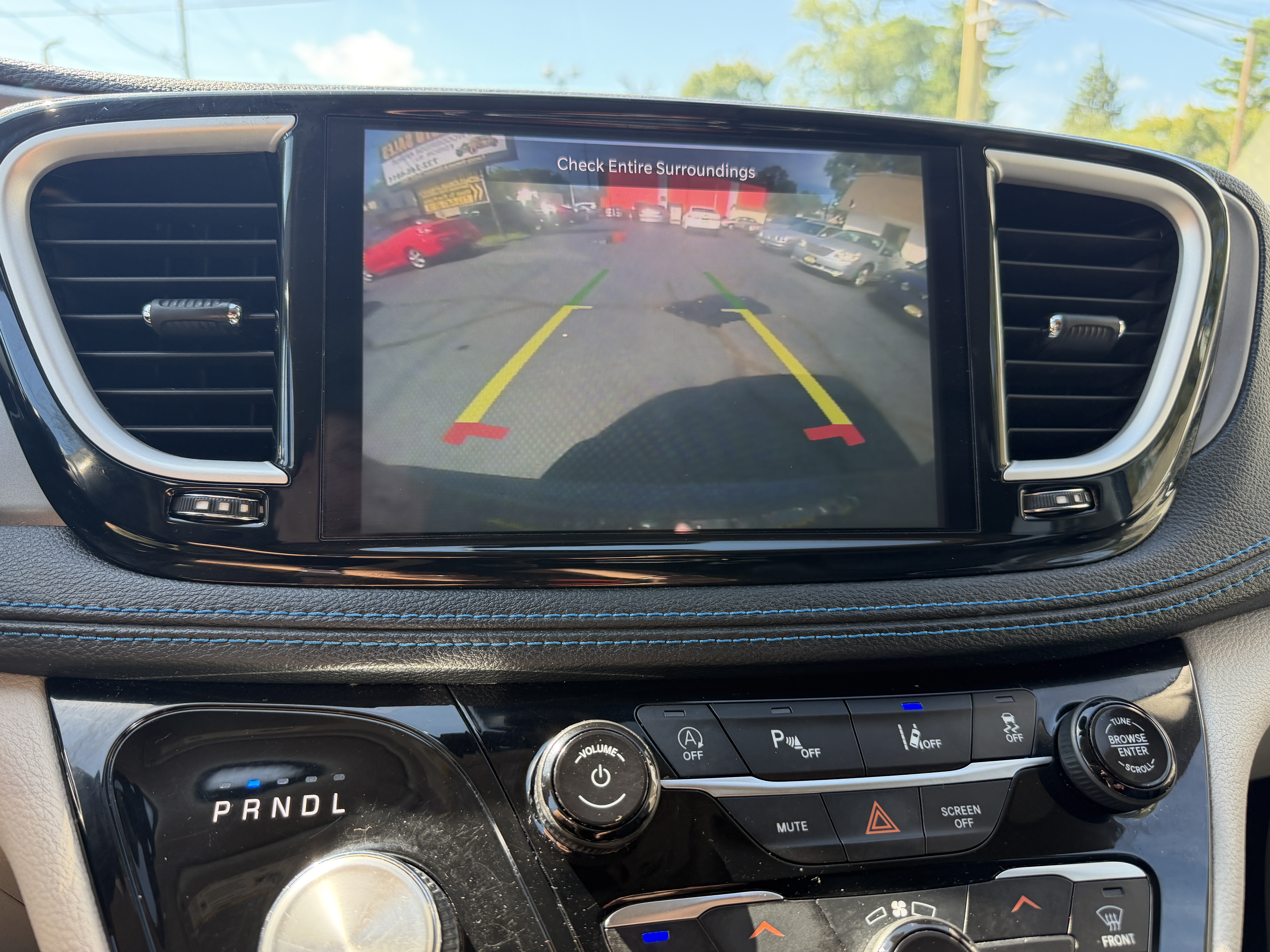Used 2021 Chrysler Pacifica Touring-L FWD image 10