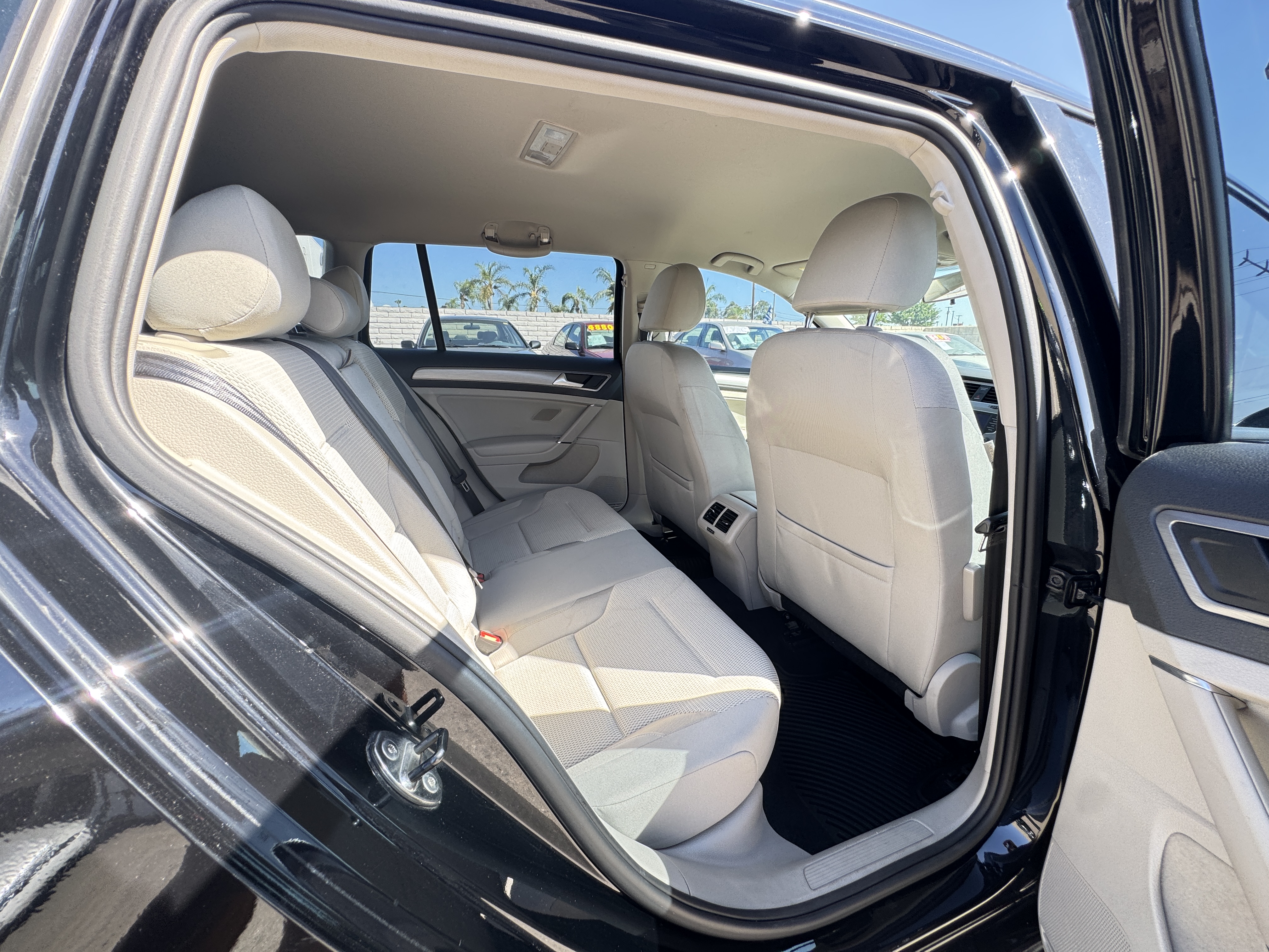 Used 2017 Volkswagen Golf SportWagen FWD image 18