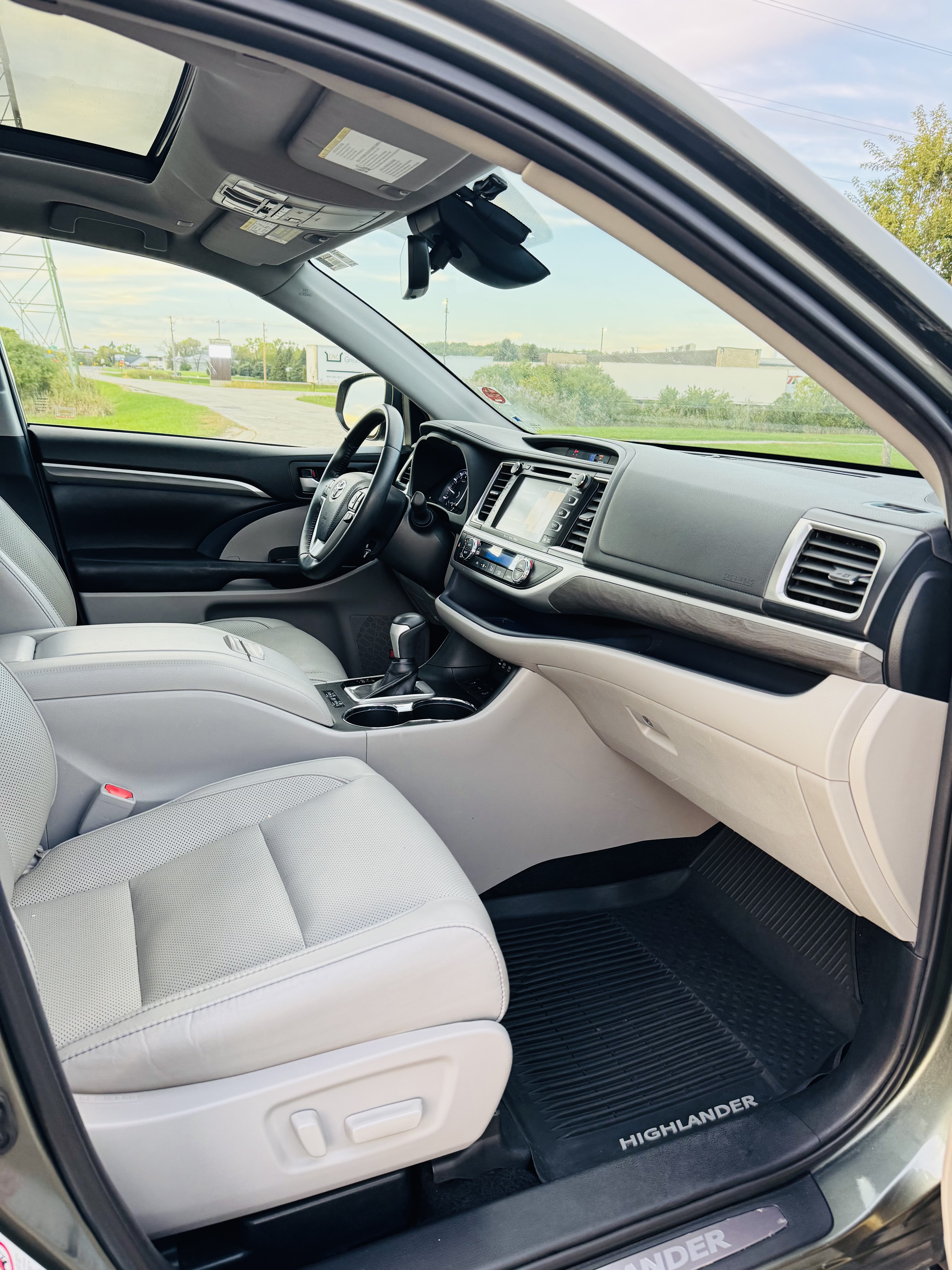 Used 2019 Toyota Highlander AWD Limited Platinum image 17