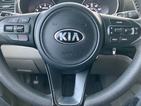Used 2018 Kia Sedona LX image 6