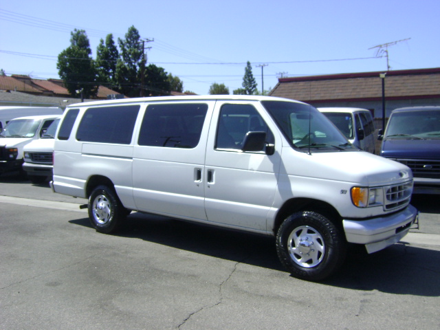Used 2002 Ford E-350 and Econoline 350 Club Wagon Extended Super Duty RWD image 3