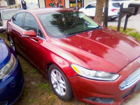Used 2014 Ford Fusion SE FWD image 2