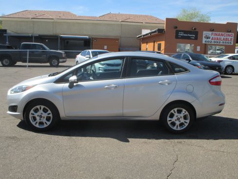 Used 2015 Ford Fiesta SE image 1