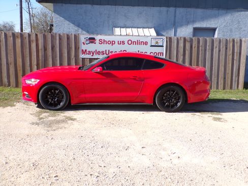 Used 2015 Ford Mustang image 2