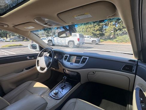 Used 2011 Hyundai Genesis 3.8 image 9
