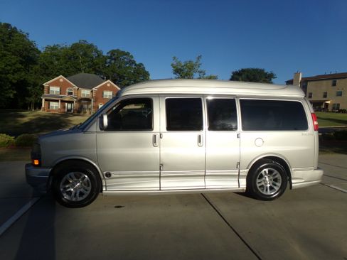 Used 2005 Chevrolet Express 1500 AWD Passenger image 2