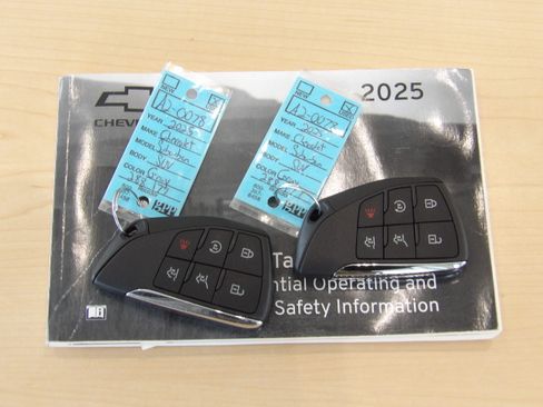 Used 2025 Chevrolet Suburban Z71 image 34