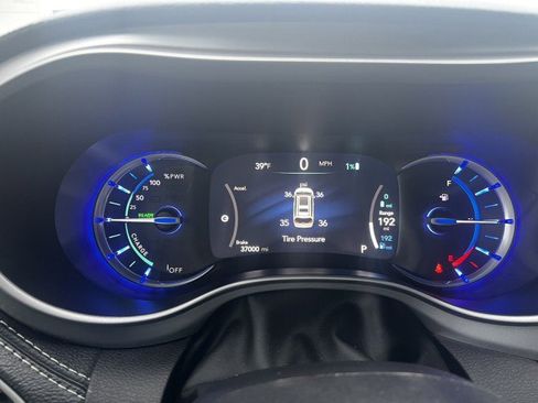 Used 2024 Chrysler Pacifica Select image 14