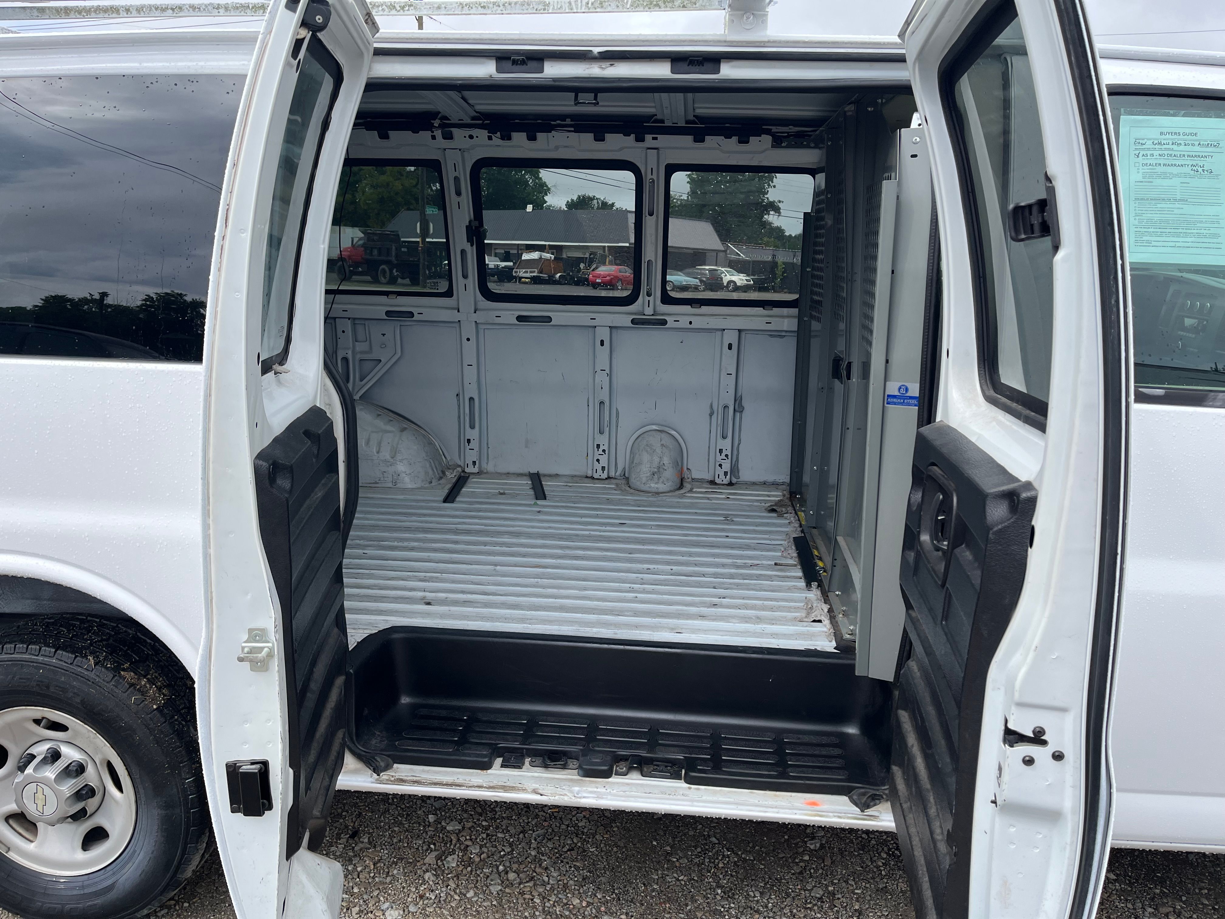 Used 2010 Chevrolet Express 2500 RWD image 32