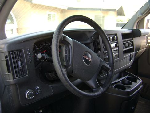 Used 2010 GMC Savana 3500 LT image 14