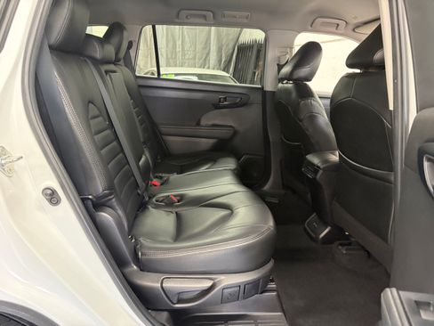 Used 2022 Toyota Highlander FWD LE V6 image 16