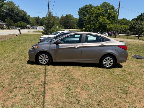 Used 2017 Hyundai Accent SE Sedan FWD image 12