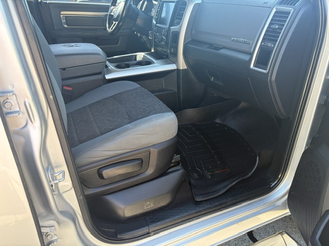 Used 2017 RAM 1500 4x4 Crew Cab Big Horn image 9