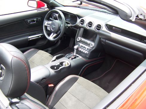 Used 2020 Ford Mustang GT Convertible RWD image 19