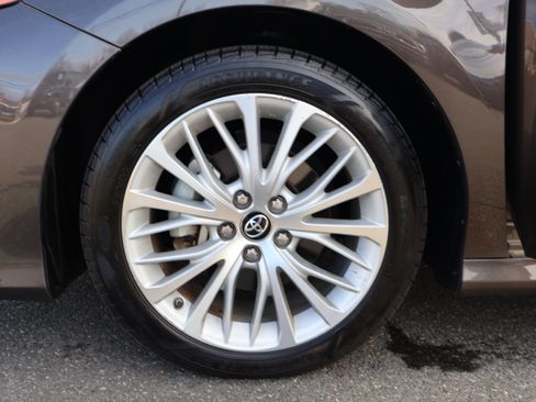 Used 2018 Toyota Camry XLE image 34