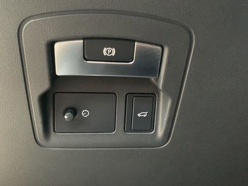 Used 2018 Land Rover Range Rover Velar S image 11