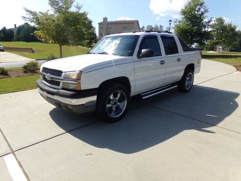 Used 2005 Chevrolet Avalanche LS image 1