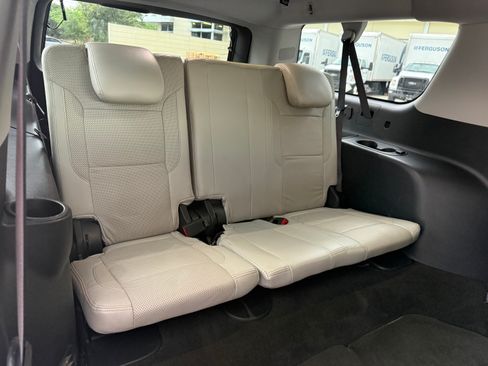Used 2015 Chevrolet Suburban LS RWD image 16