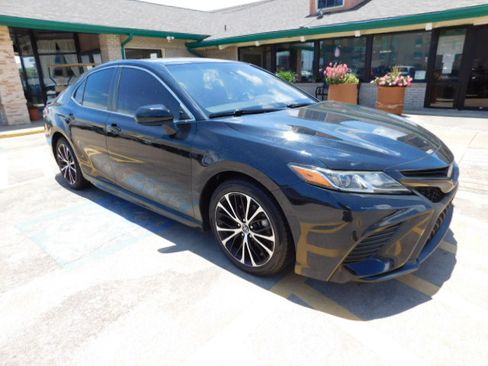 Used 2019 Toyota Camry SE FWD image 2