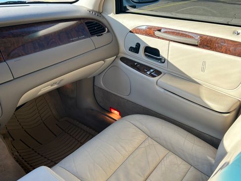 Used 2001 Lincoln Town Car Signature RWD image 10
