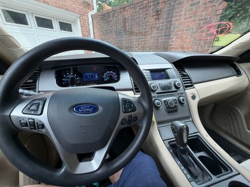 Used 2018 Ford Taurus SE FWD image 8