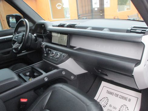 Used 2023 Land Rover Defender 110 SE AWD/4WD image 5