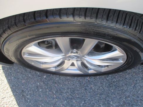 Used 2017 INFINITI Q70 Premium image 20