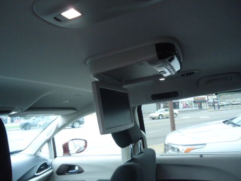 Used 2019 Chrysler Pacifica Touring Plus FWD image 8