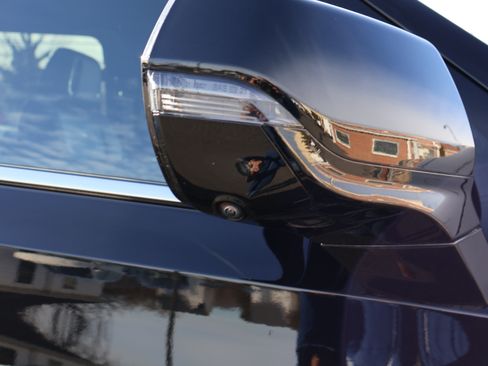 Used 2024 Cadillac Escalade ESV Luxury image 12